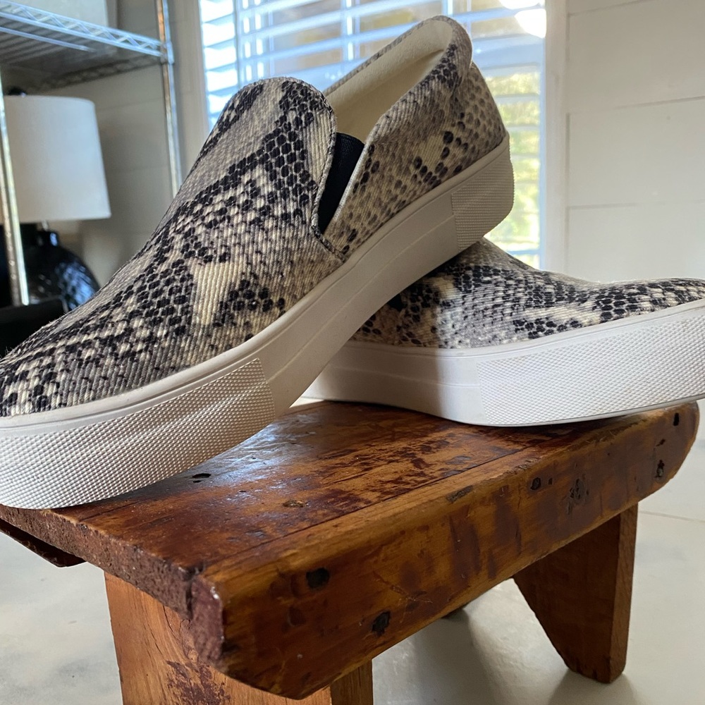 Steve Madden Snake Print Sneaker Size 8.5 - Picture 2 of 4